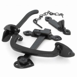 From the Anvil Black Cast Thumblatch Set with Chain - 33321